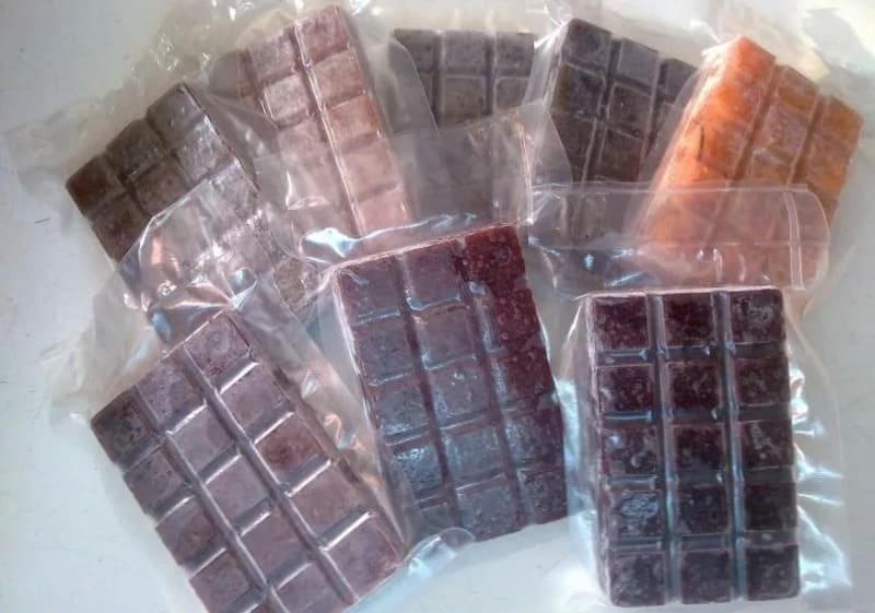 В аквариуме им можно предложить различный корм: микрочервей, дафний, артемий, циклопов, мотылей